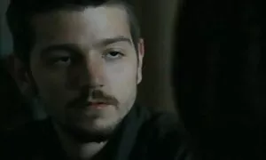 Una bambola in esso è dai due videi di donne mature uomini.