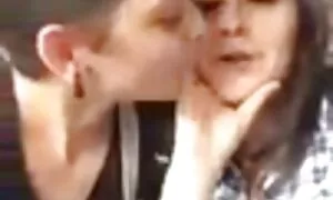 Ha preso il ragazzo e la masturbazione video porno di donne mature gratis sul letto