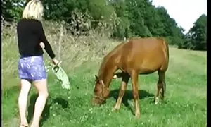 Le video porno mamma mature ragazze hanno un grande amico per tutti i buchi