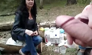 Stava filmando porno con una bruna in bagno. video hard con donne mature