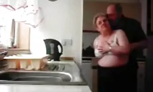 Yanochka prima porno nonne russe apparizione con un grosso cazzo nella parte posteriore.