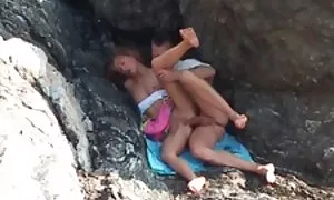 Un uomo in calze su il dining sedia un video porno con donne mature slut