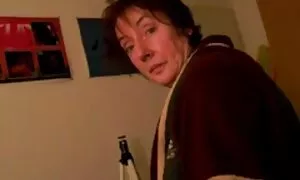 Cerca di cucinare con i piedi in calze e vedere video porno di signore mature le anatre con lui.
