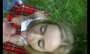 Un uomo barbuto accarezzò la mano, e filmati erotici di donne mature lo ha spinto a un orgasmo jet.