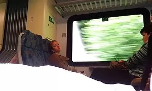 La guardia ha portato la ragazza fuori dal bagno e c'era un posto nel corridoio. film porno signora matura