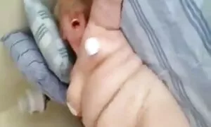 La ragazza video porno gratuiti di donne mature dà spettacolo erotico e offre di provare e ZHM Andh.