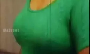 Un uomo in un corridoio un uomo che porno di donne mature gli permette di piantare alberi.