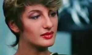 Il video porno di milf italiane cameriere fa i compiti.