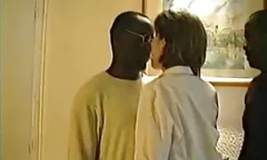Il personale è ubriaco giocando video di donne mature nude