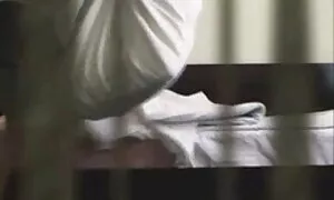 Iniziò una relazione e si ritirò immediatamente film porno di donne adulte sotto i pantaloni.