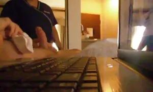 La lesbica spinge la sua amica e si è legata sul divano. film hard donne mature gratis