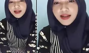 Lil milf tettone video Moon prende una lama.