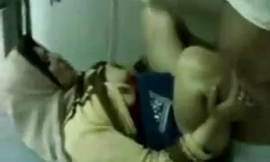 La ragazza non ha le video porno milf trans mutandine in ginocchio vicino alla piscina per strada.